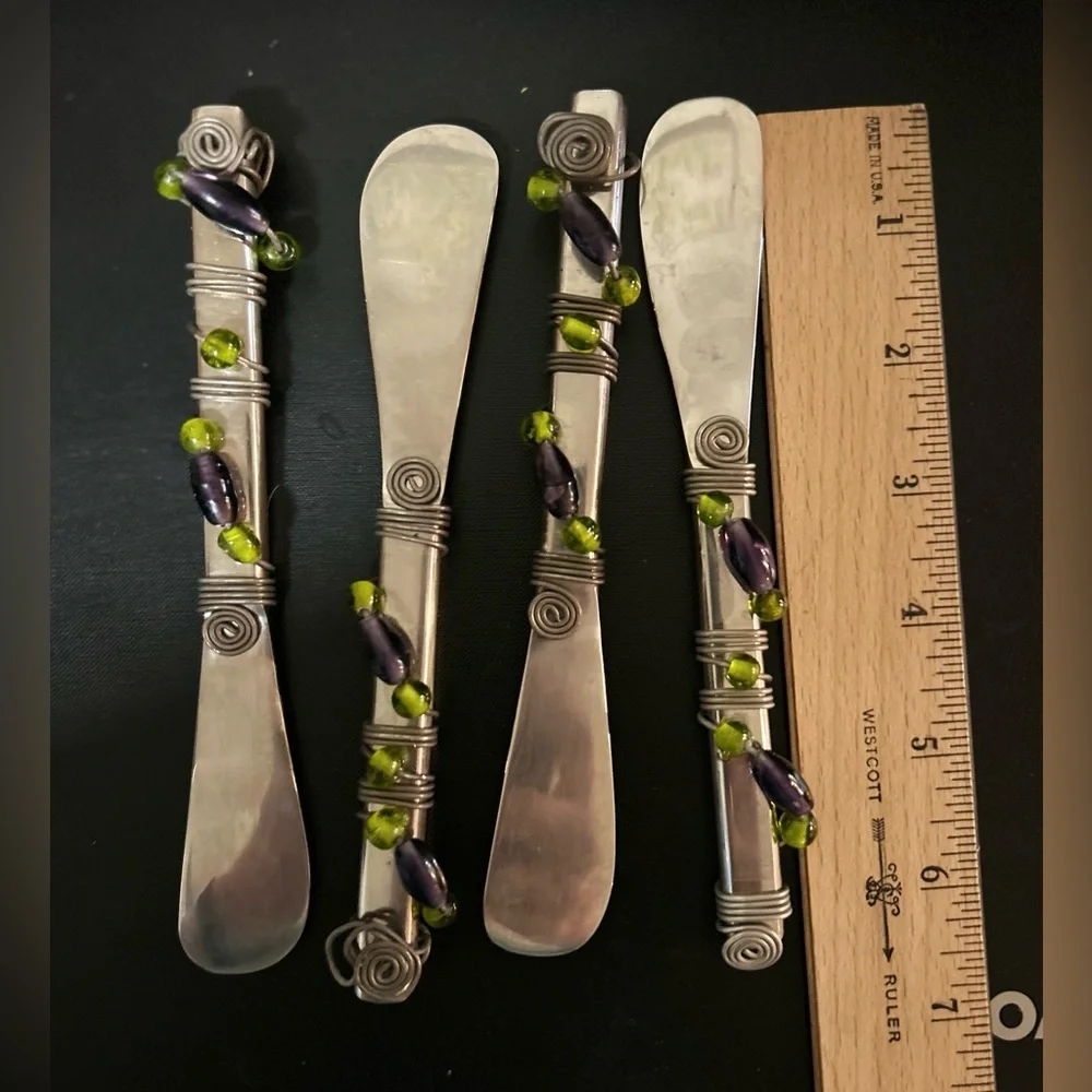 STAINLESS STEEL CHEESE SPREADERS WITH DECORATIVE BEADS ON HANDLE